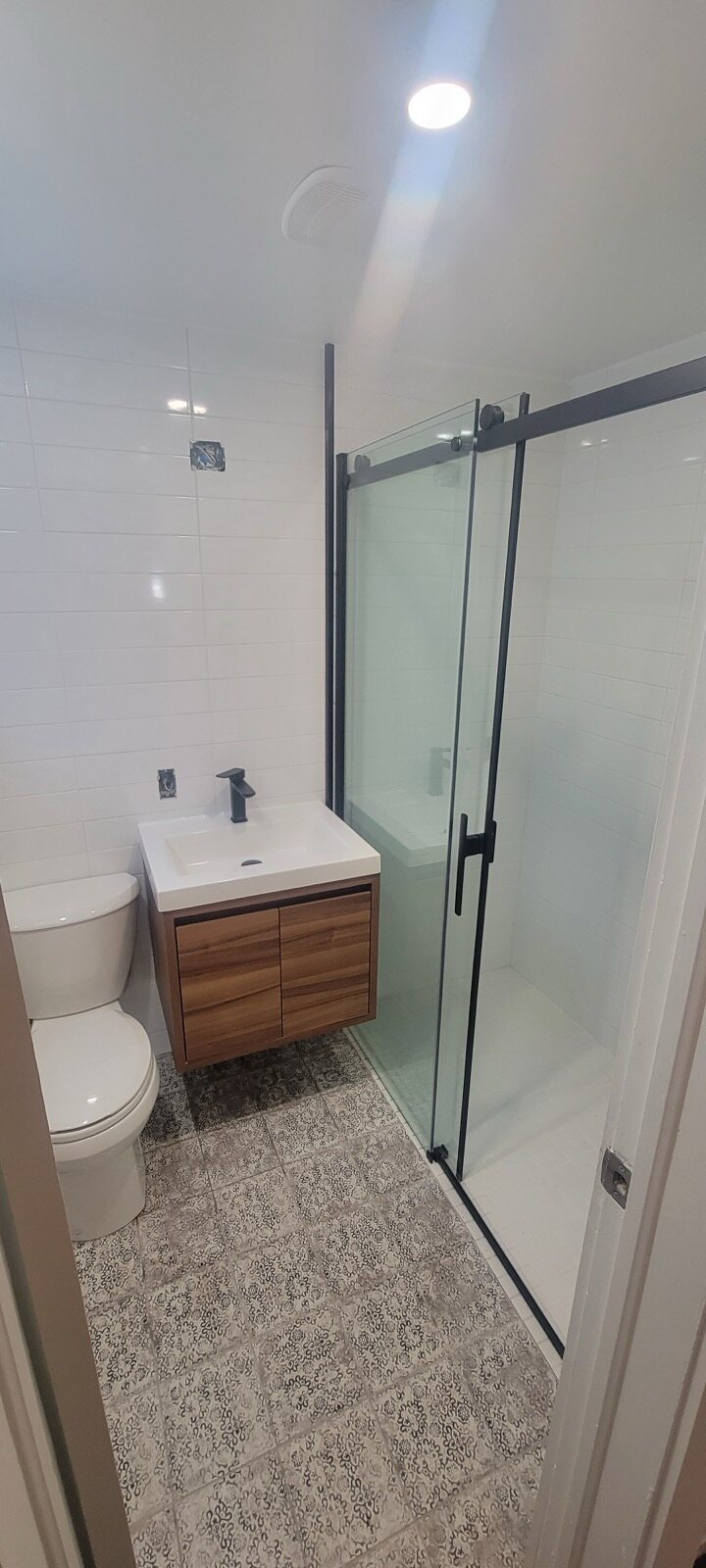 Rénovation d’une petite salle de bain — Après